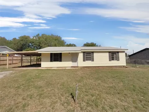 713 E 3rd St, Weatherford, TX 76086