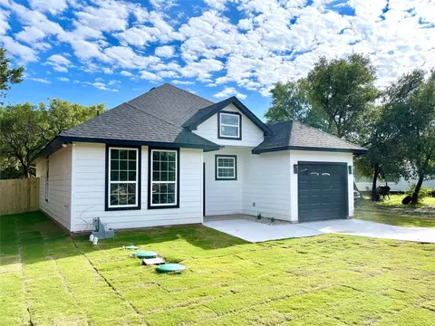 913 Devils River Dr, Granbury, TX 76048
