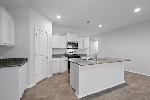 548 Bronze Cir E, Springtown, TX 76082 photo 3