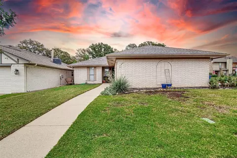 1 Preston Trail Ct, Pantego, TX 76013