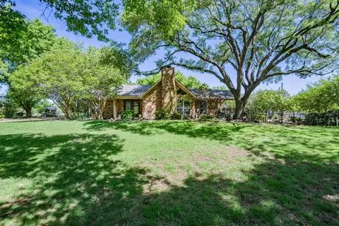 220 Lakeshore Dr, Waxahachie, TX 75165