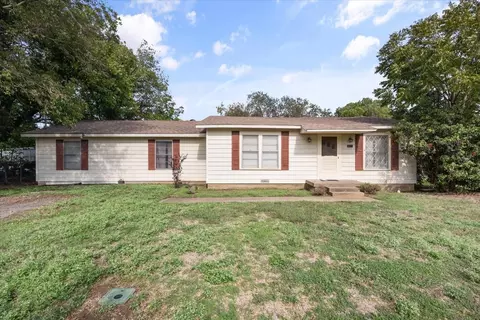 802 S 5th St, Grandview, TX 76050