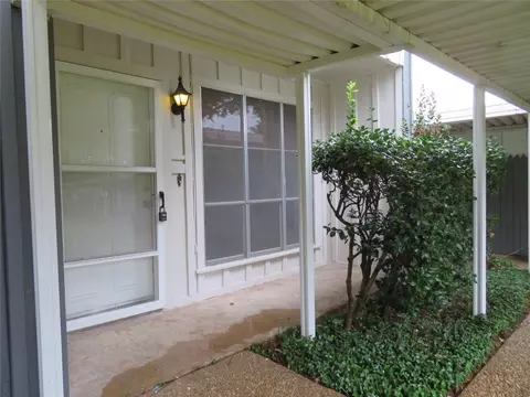 400 Hollyhill Ct, Denton, TX 76205