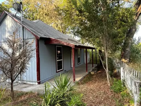 608 E 2nd St, Cleburne, TX 76031