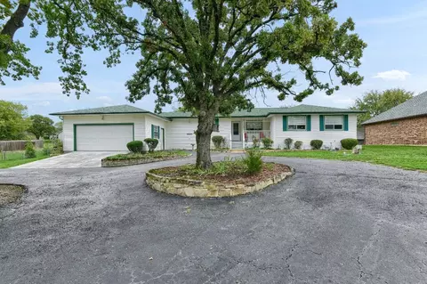 1011 Kiowa Dr E, Lake Kiowa, TX 76240