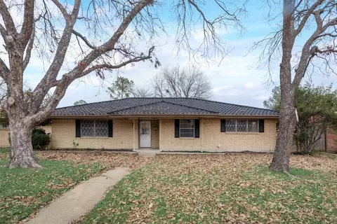 1805 Santa Rosa Ct, Grand Prairie, TX 75051