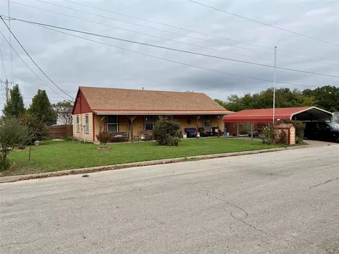 301 E Walnut St, Nocona, TX 76255
