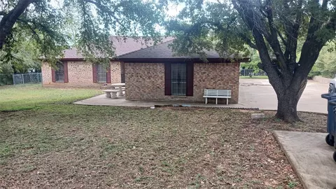 2840 Sandy Ln, Fort Worth, TX 76112