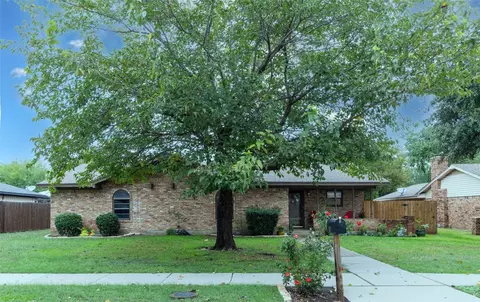 2117 Wellington Dr, Grand Prairie, TX 75051