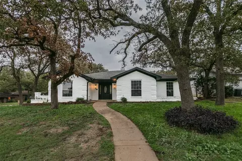 401 Chisholm Trl, Hurst, TX 76054