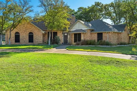718 Shady Creek Dr, Kennedale, TX 76060