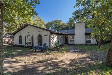 2923 Canyon Dr, Grapevine, TX 76051