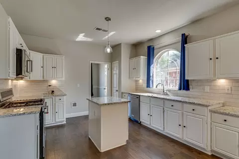 704 Summit Rdg, Lewisville, TX 75077