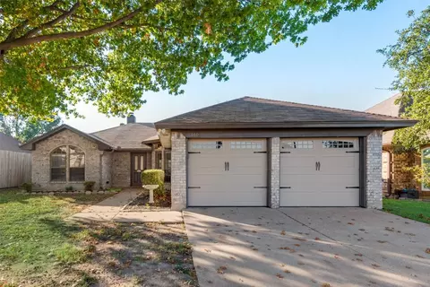 6040 Sundown Dr, Watauga, TX 76148