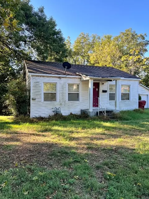 823 W 9th St, Bonham, TX 75418