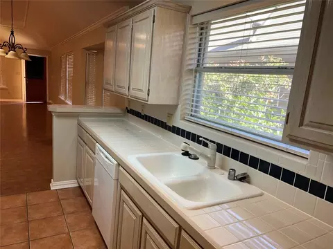 428 E Ash Ln, Euless, TX 76039 photo 5