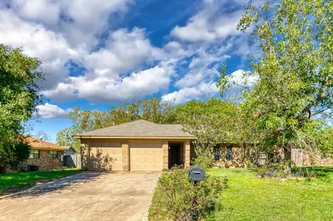 1202 Sandstone Dr, Cleburne, TX 76033