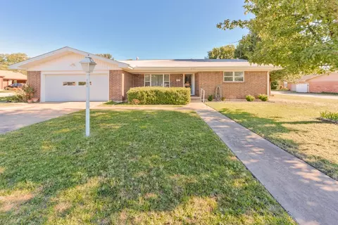 603 E London St, Bowie, TX 76230