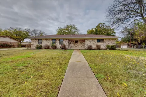 1118 Crestview Dr, Kaufman, TX 75142