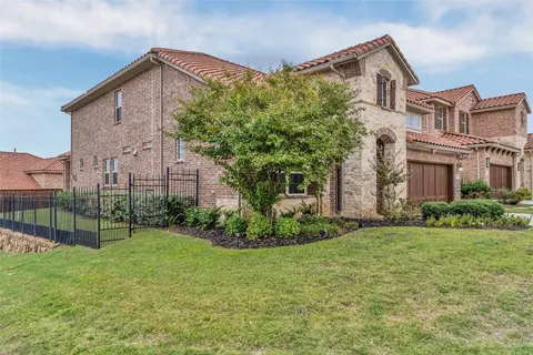 6718 Capistrano St, Irving, TX 75039 photo 2