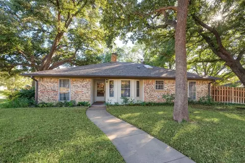 404 Chisolm Trl, Hurst, TX 76054