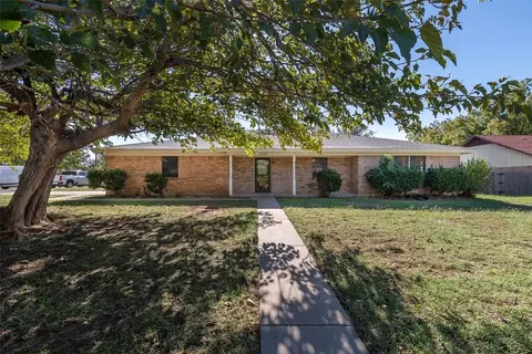1300 4th St, Granbury, TX 76048