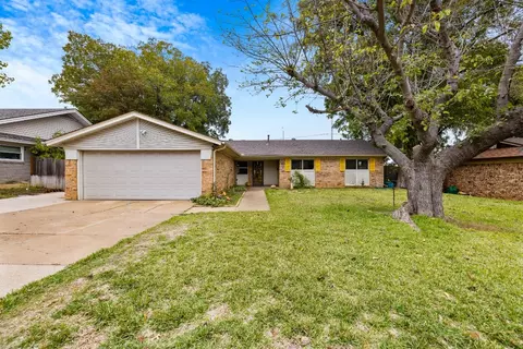 7121 Corona Dr, North Richland Hills, TX 76180