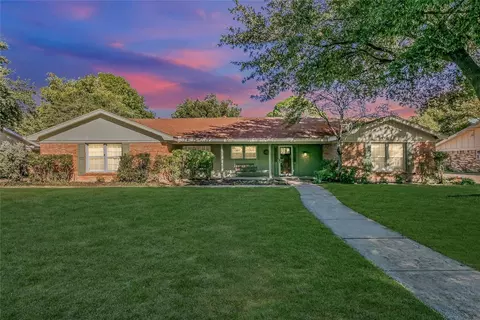 208 Brookview Dr, Hurst, TX 76054