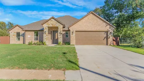 841 Tuskegee St, Grand Prairie, TX 75051