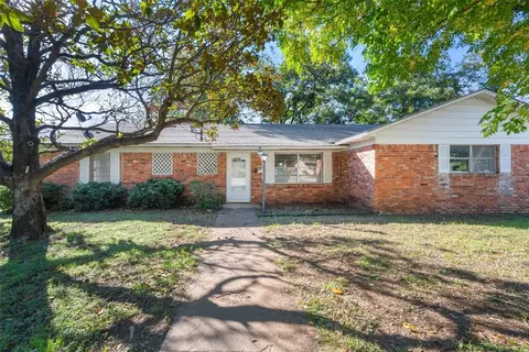 702 E Mitchell St, Arlington, TX 76010