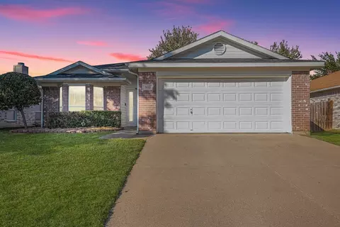 5611 Northstar Ln, Arlington, TX 76017