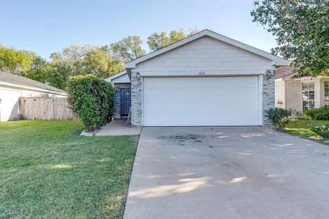 1028 Sandalwood Dr, Fort Worth, TX 76140