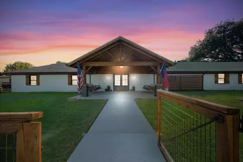 624 Redbud Ln, Grapevine, TX 76051