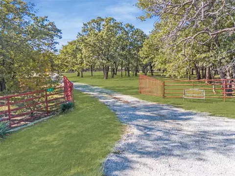 401 N Hemming Rd, Valley View, TX 76272