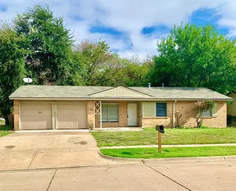 2401 Gilbert Cir, Arlington, TX 76010