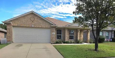 1050 Warbler Ln, Aubrey, TX 76227