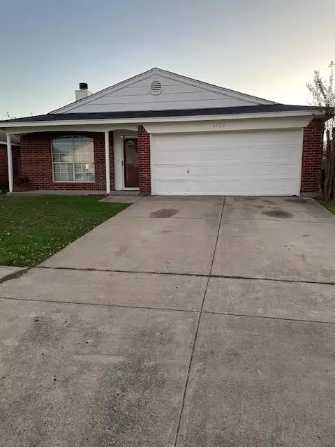 6726 Oregon Trl, Arlington, TX 76002