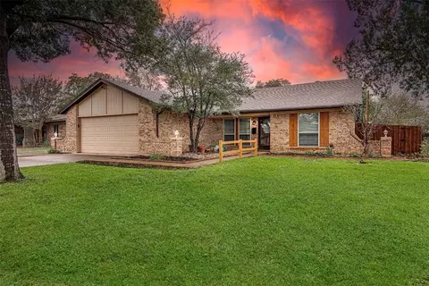 2100 Chelsea Dr, Edgecliff Village, TX 76134