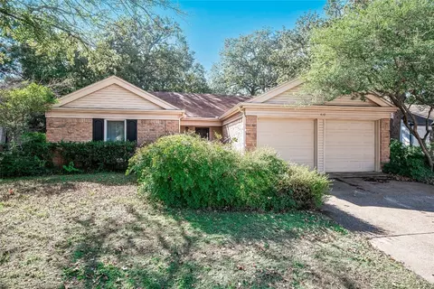 410 Thorn Wood Dr, Euless, TX 76039