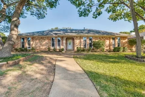 935 Hunters Creek Dr, Desoto, TX 75115