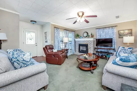 123 W Cayuga Dr, Athens, TX 75751