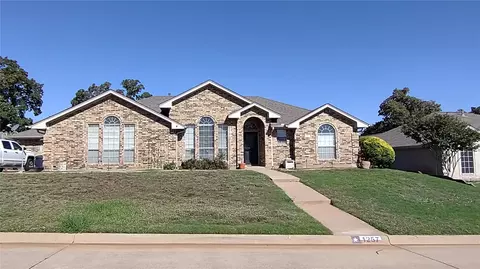 1257 Cross Creek Dr, Kennedale, TX 76060