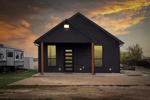 8017 Harvest Dr, Grandview, TX 76050