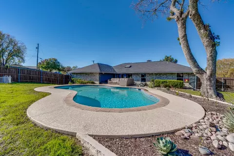 2002 Westmoreland Rd, Oak Leaf, TX 75154