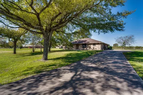 909 Mcclintic Dr, Groesbeck, TX 76642