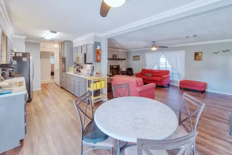 511 E Thomas St, Pilot Point, TX 76258 photo 5