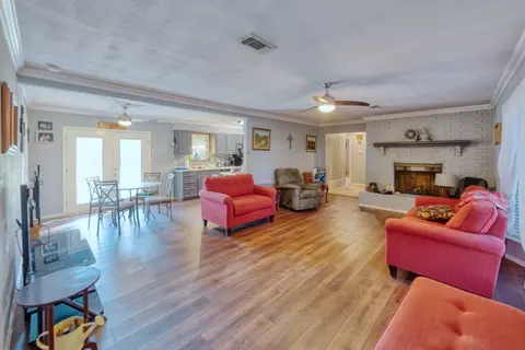 511 E Thomas St, Pilot Point, TX 76258 photo 2