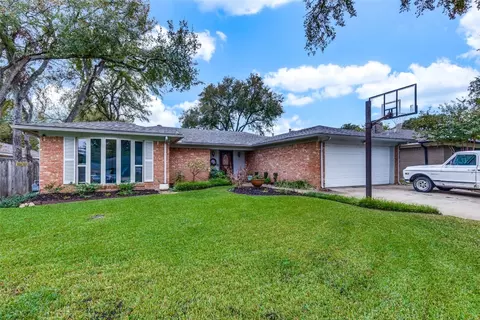 704 Sandlin Dr, Bedford, TX 76021