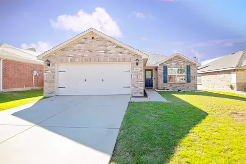 8413 Shallow Creek Dr, Fort Worth, TX 76179