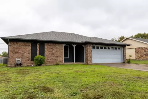 813 Crestview Dr, Burleson, TX 76028